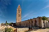 Marrakech - Il minareto della Moschea Koutoubia. In primo piano i resti dell'antica moschea. 